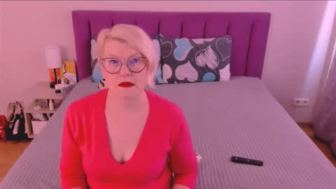 Snapshot of sabrinamacmarren chatting on October 8, 12:00 pm Sabrina MacMarren online show from October 8, 12:00 pm