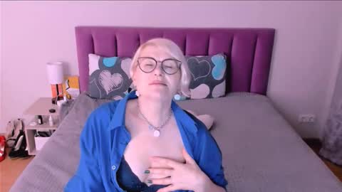 Snapshot of sabrinamacmarren chatting on October 12, 3:37 pm Sabrina MacMarren online show from October 12, 3:37 pm
