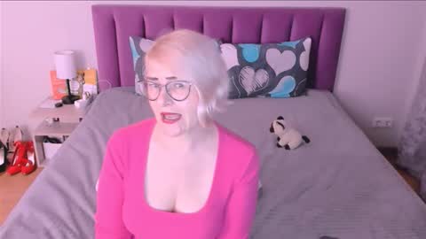 Snapshot of sabrinamacmarren chatting on October 17, 5:06 pm Sabrina MacMarren online show from October 17, 5:06 pm