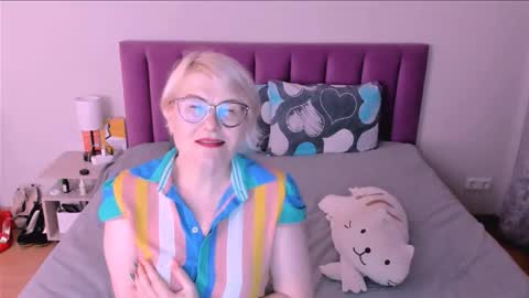 Snapshot of sabrinamacmarren chatting on October 13, 3:47 pm Sabrina MacMarren online show from October 13, 3:47 pm