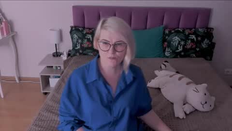Snapshot of sabrinamacmarren chatting on March 2, 4:21 pm Sabrina MacMarren online show from March 2, 4:21 pm