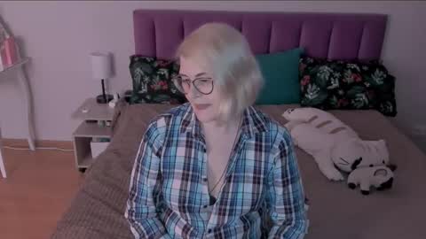 Snapshot of sabrinamacmarren chatting on March 3, 4:26 pm Sabrina MacMarren online show from March 3, 4:26 pm