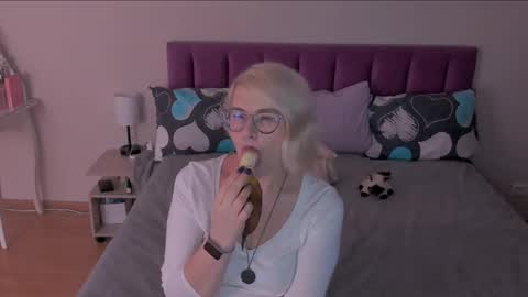 Snapshot of sabrinamacmarren chatting on February 22, 3:36 pm Sabrina MacMarren online show from February 22, 3:36 pm
