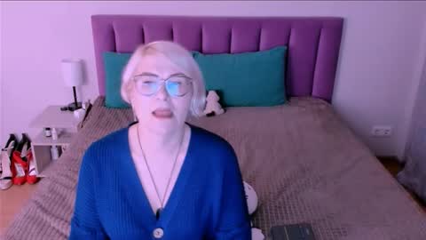 Snapshot of sabrinamacmarren chatting on September 23, 7:09 pm Sabrina MacMarren online show from September 23, 7:09 pm