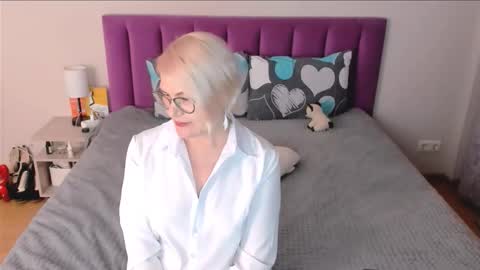 Snapshot of sabrinamacmarren chatting on October 5, 7:21 pm Sabrina MacMarren online show from October 5, 7:21 pm