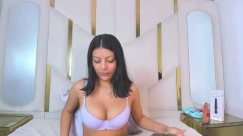 salmaportman_ online show from January 16, 5:22 pm