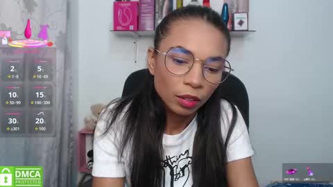 Snapshot of samanthaa_queen chatting on October 2, 1:21 pm sam online show from October 2, 1:21 pm