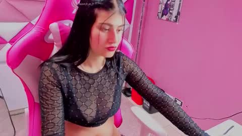 Snapshot of samarhamiller_ chatting on October 9, 2:33 pm samarhamiller_ online show from October 9, 2:33 pm