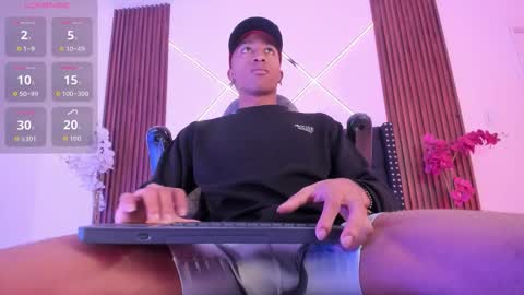 Snapshot of sammyyadams_ chatting on October 6, 1:18 pm sammyyadams_ online show from October 6, 1:18 pm