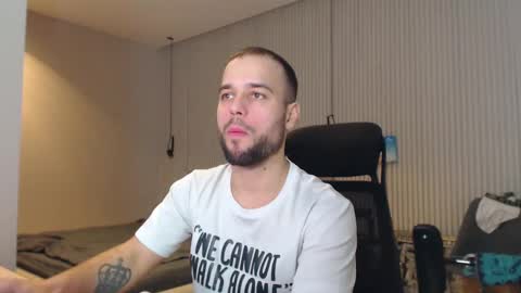Snapshot of sandro_best chatting on February 23, 11:00 am DeAlex online show from February 23, 11:00 am