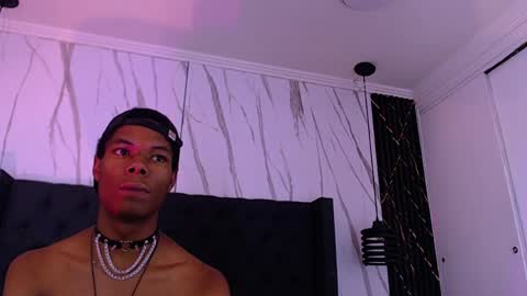 Santiiiiii  online show from April 1, 12:44 am