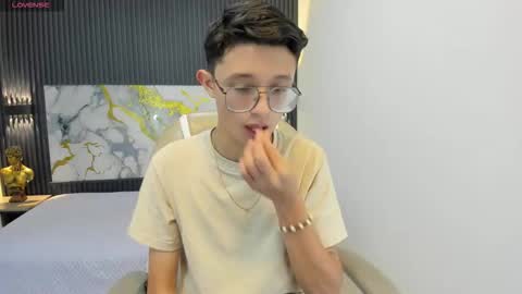 Snapshot of santiago_russo18 chatting on September 14, 1:01 pm santiago_russo18 online show from September 14, 1:01 pm