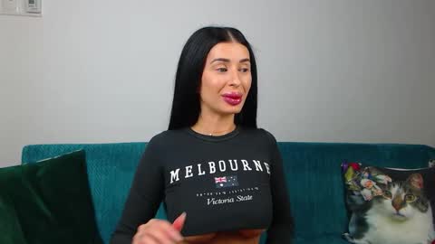 Snapshot of sara_daisy chatting on September 29, 5:01 pm Im Sara I am happy to be here  online show from September 29, 5:01 pm
