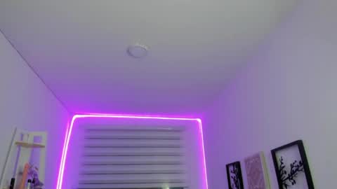 sara_red_x online show from April 25, 5:09 am