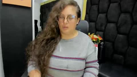 sara_thonson_ online show from June 3, 4:15 am