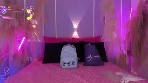 SaraAvila  online show from October 20, 8:25 pm