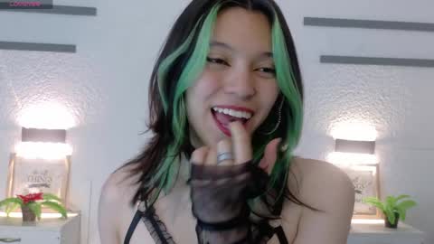 Sarah online show from April 8, 2:20 pm