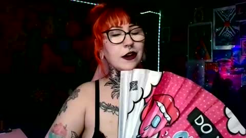 Snapshot of saraht666 chatting on February 26, 9:33 am Sarah T online show from February 26, 9:33 am