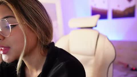 Snapshot of saraparisi_ chatting on February 11, 1:31 am Sara online show from February 11, 1:31 am