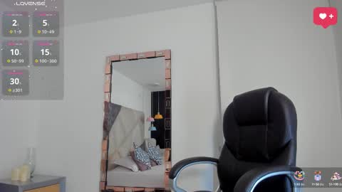 Snapshot of sarawagner_ chatting on October 11, 1:10 am online show from October 11, 1:10 am