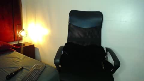 Snapshot of sasha_brattz chatting on February 13, 3:39 am Sasha Brattz online show from February 13, 3:39 am