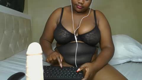 Snapshot of sassie_bee chatting on January 16, 1:58 am sassie_bee online show from January 16, 1:58 am