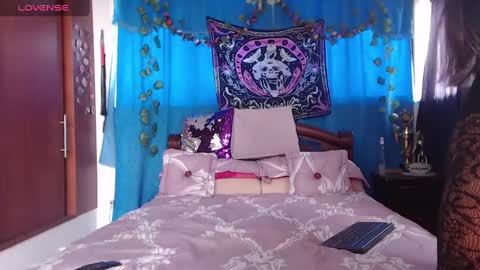 Snapshot of saucy_zaren chatting on January 7, 8:10 pm Zaren online show from January 7, 8:10 pm
