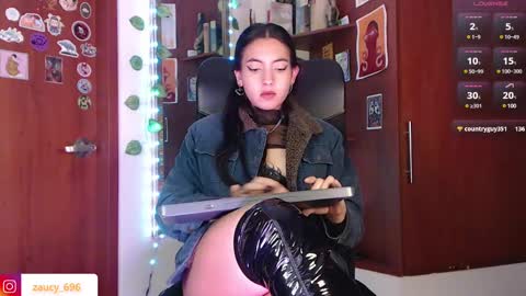 Snapshot of saucy_zaren chatting on February 12, 12:58 am Zaren online show from February 12, 12:58 am
