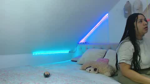 Snapshot of scarlett_evance chatting on September 25, 10:00 am Scarlett and Jazmin online show from September 25, 10:00 am