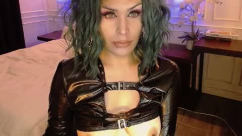 screendoll online show from February 2, 7:04 pm