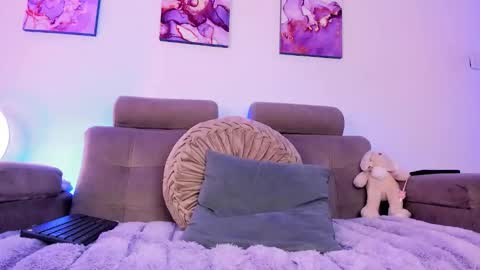     .  INDEPENDENT MODEL online show from March 24, 6:03 pm