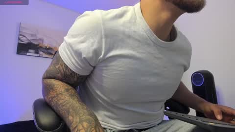 Snapshot of sebastianortizm chatting on December 25, 1:10 am Lucian Sinclair online show from December 25, 1:10 am