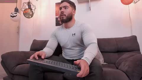 Snapshot of sebastianvilla__ chatting on October 4, 10:40 pm Instagram jeanpaulfit online show from October 4, 10:40 pm