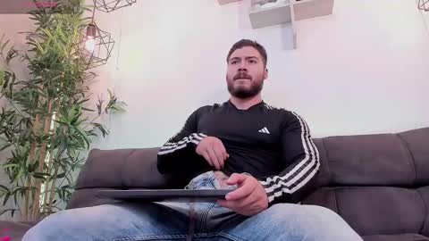 Snapshot of sebastianvilla__ chatting on March 5, 10:43 pm Instagram jeanpaulfit online show from March 5, 10:43 pm