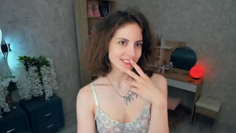 Mia online show from June 5, 6:52 am
