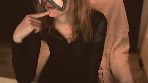 Anni online show from April 16, 9:39 pm