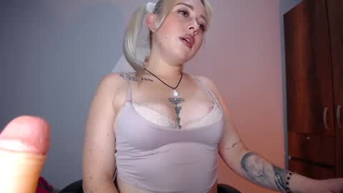 Yeyis  online show from January 16, 2:51 am