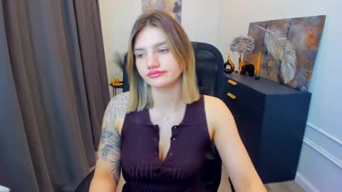 selenaemoore online show from April 16, 3:50 am