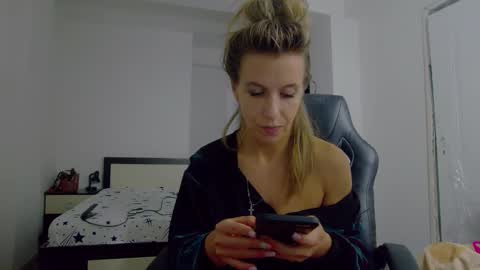 Snapshot of sellena_angel chatting on October 16, 11:14 pm sellena_angel online show from October 16, 11:14 pm