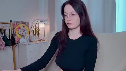 sensuallucy233 online show from June 3, 10:40 am