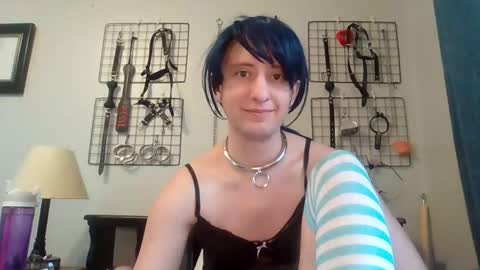 Servile Sarah online show from April 3, 9:00 pm