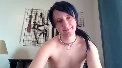 Servile Sarah online show from March 9, 8:24 pm