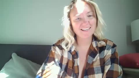 Snapshot of sexiirose22 chatting on October 9, 2:44 pm Rose online show from October 9, 2:44 pm