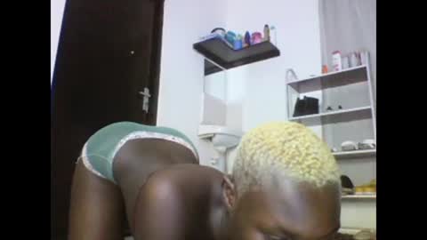 Snapshot of sexqueen02 chatting on March 5, 3:18 am sexqueen02 online show from March 5, 3:18 am