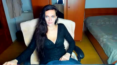 sexqueen1111 online show from June 4, 2:06 am