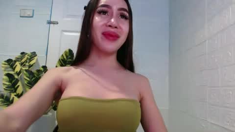 Snapshot of sexy_emily92 chatting on September 27, 2:48 pm sexy_emily92 online show from September 27, 2:48 pm