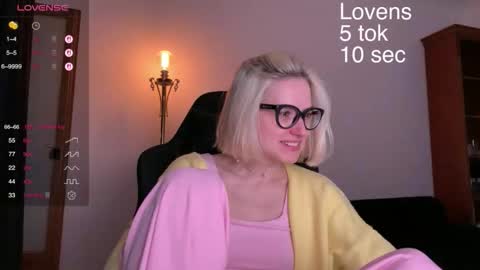 Snapshot of sexy_sweets chatting on October 3, 8:17 pm Sexy-Sweets online show from October 3, 8:17 pm