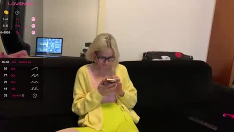 Snapshot of sexy_sweets chatting on October 6, 10:27 pm Sexy-Sweets online show from October 6, 10:27 pm