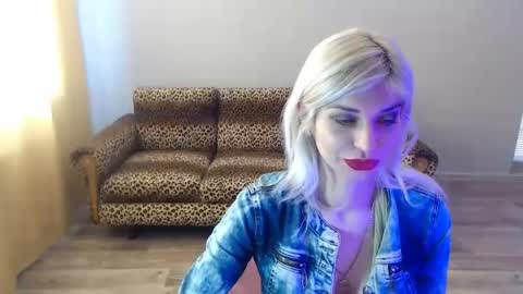 Snapshot of sexybeatriice chatting on February 23, 7:11 am sexybeatriice online show from February 23, 7:11 am