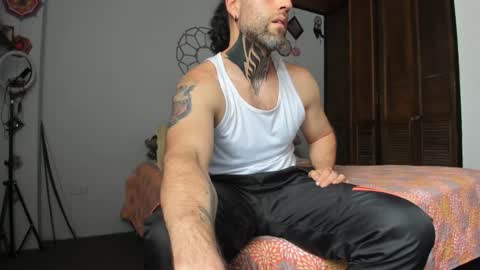 Snapshot of sexycolombian2022 chatting on December 28, 6:40 pm Antonioylola online show from December 28, 6:40 pm
